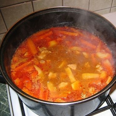 Zupa gulaszowa to sztandarowe danie kuchni węgierskiej