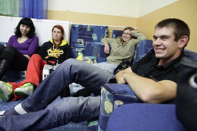 Streetworkerzy wierzą, że uda im się przekonać młodzież do siebie. Na zdjęciu od prawej: Bartosz Daniszewski, Ewa Bogusłowicz, Ewelina Mąkosa i Marta Kulesza.