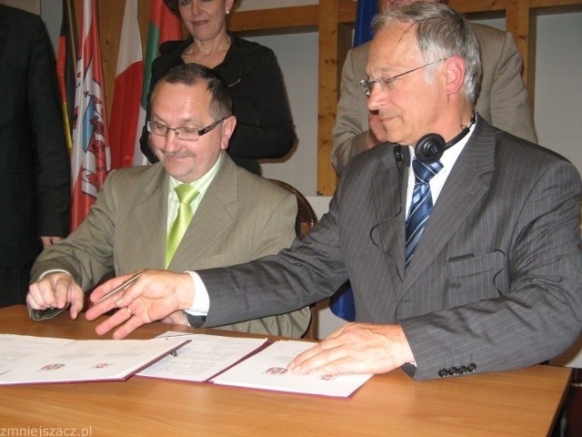Burmistrzowie: Ryszard Bodziacki i Martin Patzelt podpisali porozumienie o tym, że Słubice pokryją jedną trzecią kosztów koncepcji linii tramwajowej, a Frankfurt dwie trzecie. 