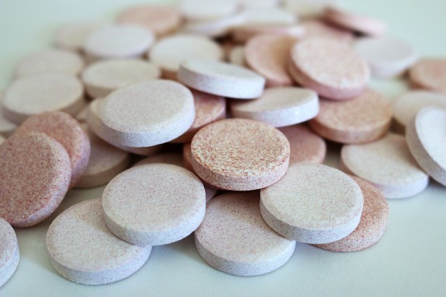 Popularne tabletki musujące wycofane. Chodzi o lek na zgagę [ostrzeżenie GIF]