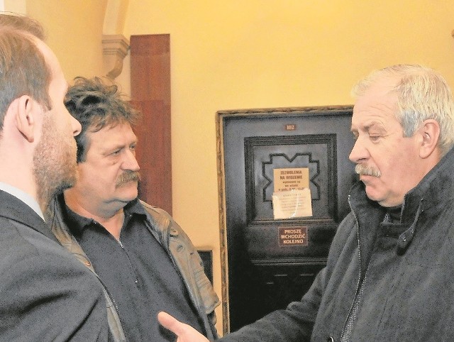 Ryszard Toczko z gminy Sośno (z prawej) i Maciej Maciejewski (pośrodku) z Gąsawy, przed rozprawą w bydgoskim sądzie. Wtedy jeszcze mieli nadzieję, że wreszcie spotkają oskarżonego. Niestety i tym razem nawet nie odebrał on wezwania do sądu
