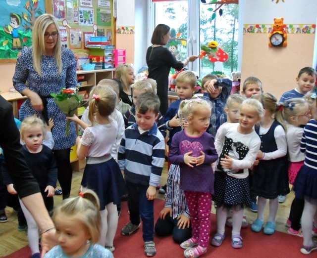 Przedszkolaki z Malechowa w Dniu Edukacji Narodowej wyglądały bardzo elegancko i od rana wręczały swoim paniom kwiatki i laurki, po oficjalnej części złożyły wspólnie życzenia w postaci wierszyka: „Naszym Paniom dziś składamy słoneczne życzenia: zdrowia, szczęścia i radości, i marzeń spełnienia…”Zobacz także Dzień Nauczyciela w Grzmiącej