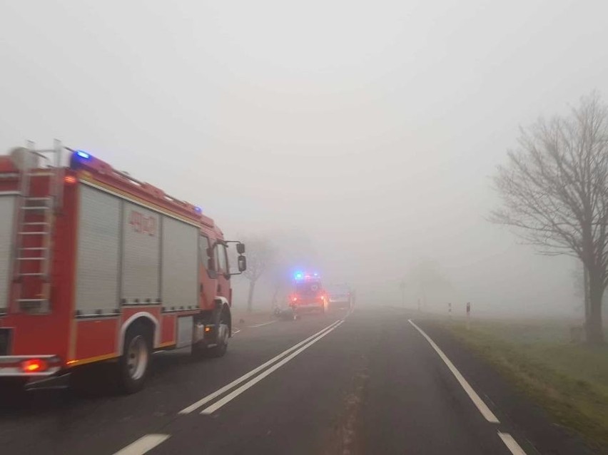 Wolenice: Motocyklista i motorowerzysta zderzyli się we mgle [ZDJĘCIA]