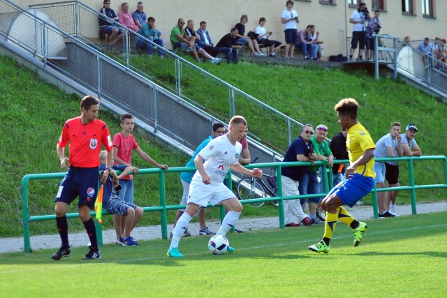 Mateusz Spychała (z lewej) to nowy zawodnik Radomiaka Radom. Zagrał w sparingach zielonych z Pogonią Siedlce i FC Fastav Zlin.