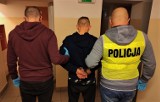 Tańczył i próbował obnażać się przed Komisariatem Policji w Miastku  