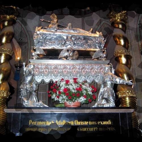 W gnieźnieńskiej Katedrze stoi jedna z najcenniejszych relikwii - srebrna trumienka z prochami św. Wojciecha.