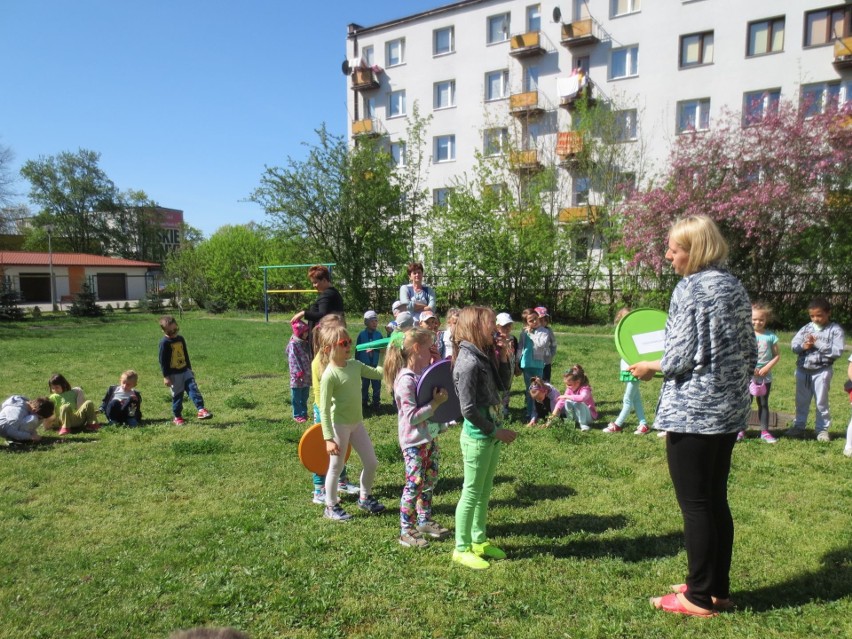 Przedszkolaki z ostrowieckiej „Dwunastki” obchodziły Dzień Ziemi. Złożyły też „Przysięgę Ekologa”