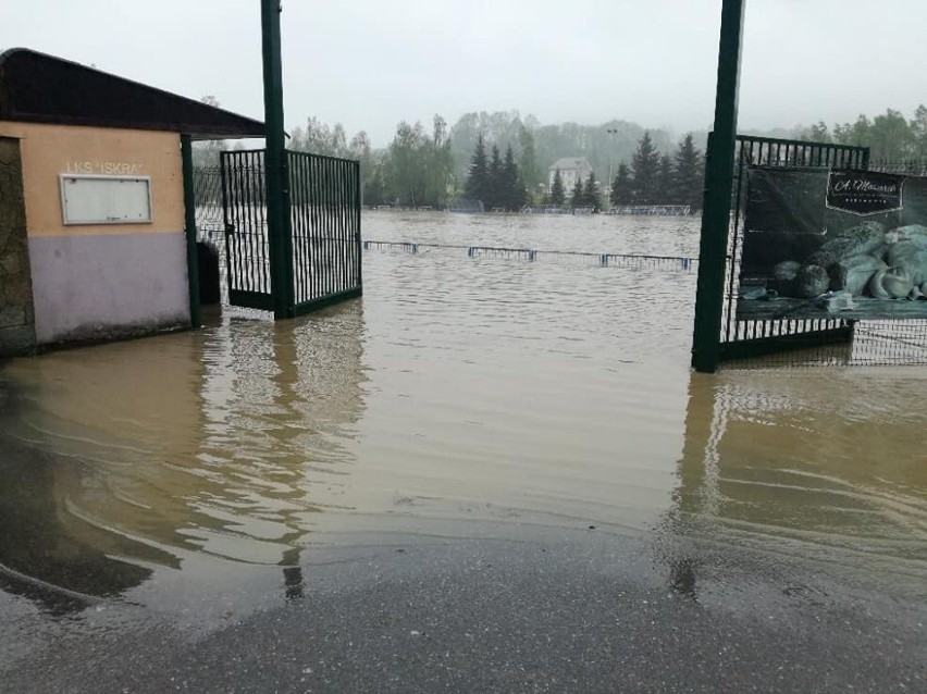 W powiecie wadowickim woda zalała boiska i szatnie lokalnych...