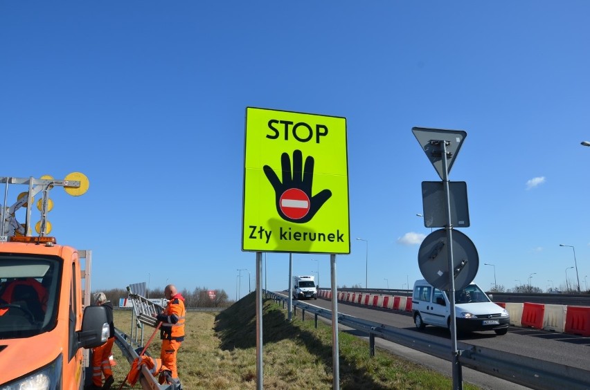 Montują tablice z ręką, żeby kierowcy nie wjeżdżali pod prąd. Wytypowano 8 miejsc