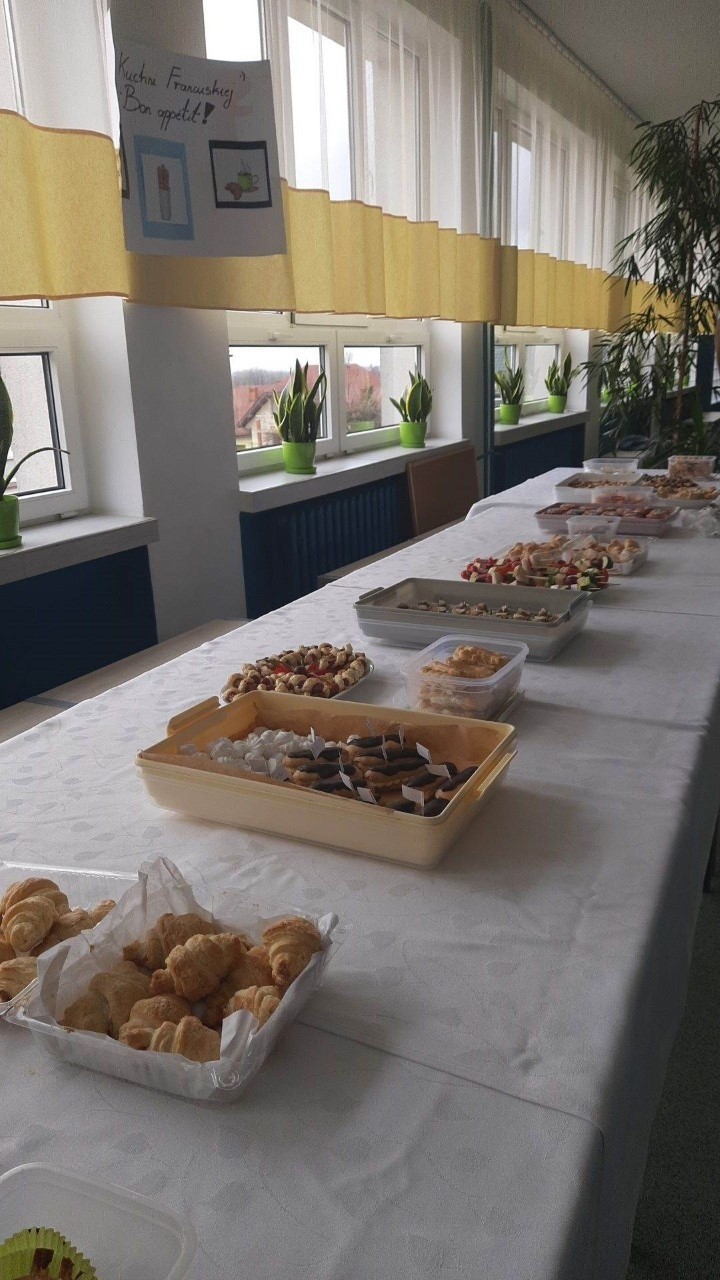 Dzień Kuchni Francuskiej w Zespole Szkół w Przysusze. Były pyszne potrawy i akcja charytatywna dla dziewczynki z Kamerunu. Zobaczcie zdjęcia