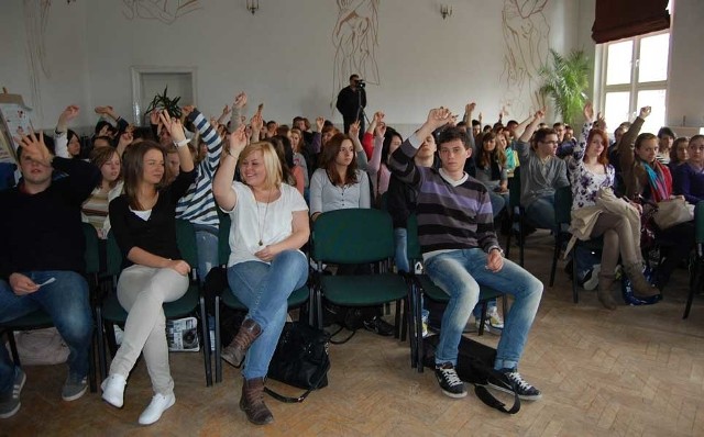 Podczas debaty uczniowie przedstawiali pomysły dotyczące zapisów szkolnej konstytucji, a publiczność złożona z przedstawicieli poszczególnych klas komentowała każde wystąpienie i zgłaszała własne uwagi. 