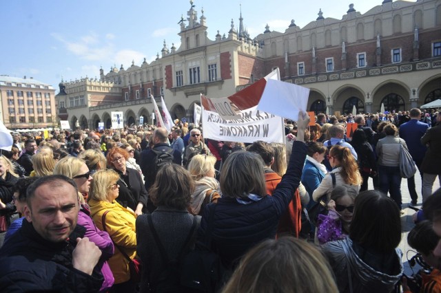 Manifestacja zorganizowana dla poparcia strajku nauczycieli odbyła się pod hasłem "Małopolscy nauczyciele - razem dla edukacji"