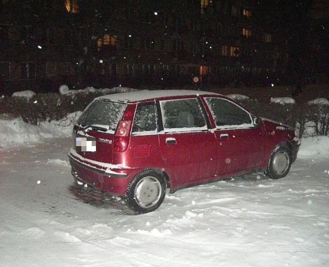 Parking między blokami przy ulicy Bohaterów Monte Cassino