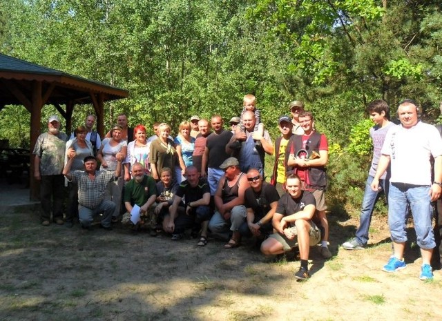 Rodzinne zdjęcie strzelców z rodu Kaczyńskich i ich przyjaciół