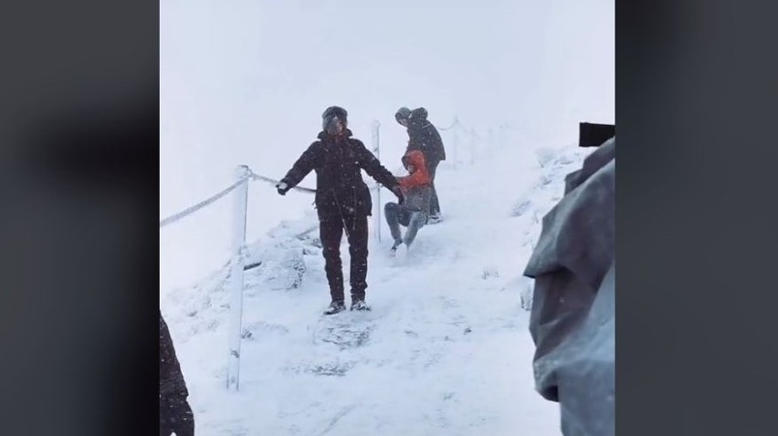 Tak się kończy wyprawa na Śnieżkę w nieodpowiednim ubraniu [FILM, ZDJĘCIA]