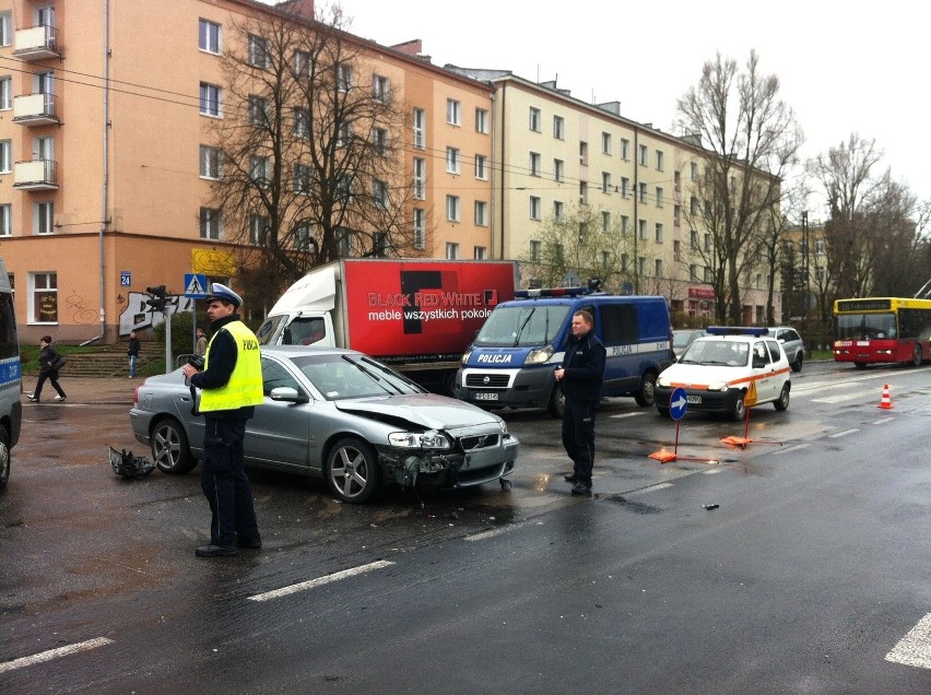 Wypadek na Al. Racławickich: Zderzyły się cztery samochody, w tym radiowóz [ZDJĘCIA, WIDEO]