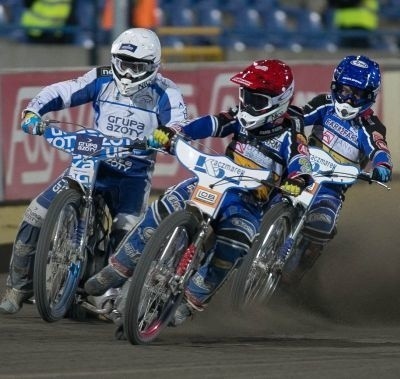 15. wyścig był ozdobą meczu. Od lewej: Artur Mroczka, Przemysław Pawlicki oraz Nicki Pedersen