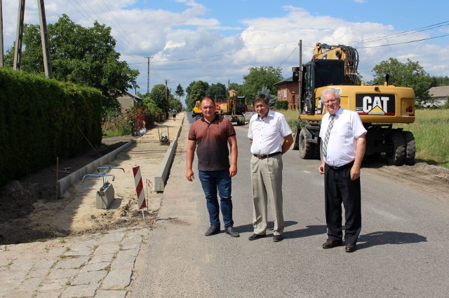 Od lewej: Tomasz Mordziński - dyrektor Powiatowego Zarządu Dr&oacute;g, Waldemar Urbański - wicestarosta zwoleński i starosta Stefan Bernaciak przy remontowanym chodniku.