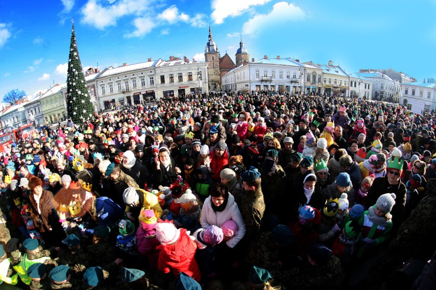 W 2015 r. Orszak Trzech Króli wędrował ul. Jagiellońską w Nowym Sączu. Był śnieg i tłum ludzi [ZDJĘCIA]