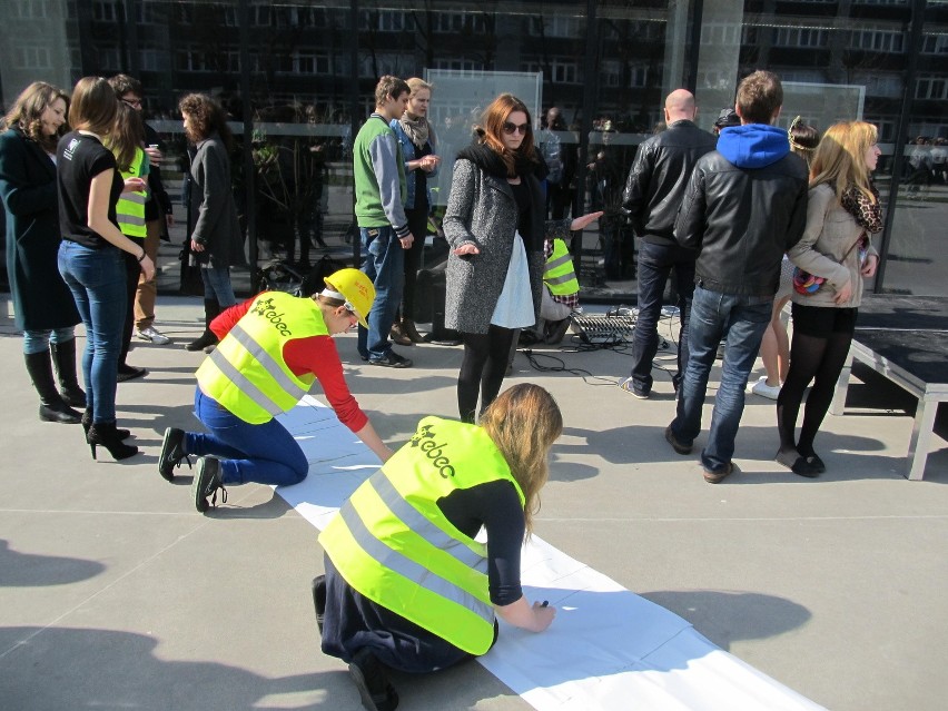 Kilkuset studentów zatańczyło przed Politechniką Wrocławską [ZDJĘCIA, FILMY]