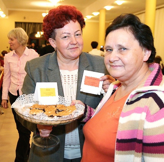 Krystyna Skuza i Wioletta Michalska z Chrostkowa zaproponowały skrzydełka w miodzie oraz pleśniak