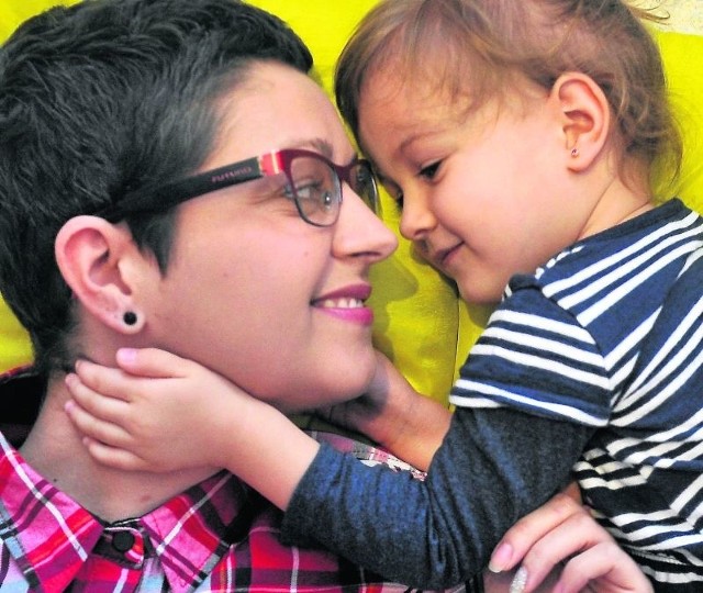 Karolina Lasek z Przeworska razem ze swoją 2-letnią córką Lenką wierzy, że teraz pokona groźną chorobę