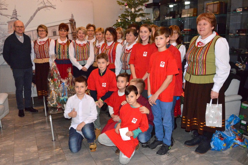 Finał akcji Radia Kielce „Choinka pod choinkę”. Zebrano ponad 33 tysiące złotych na plac zabaw w Jędrzejowie 