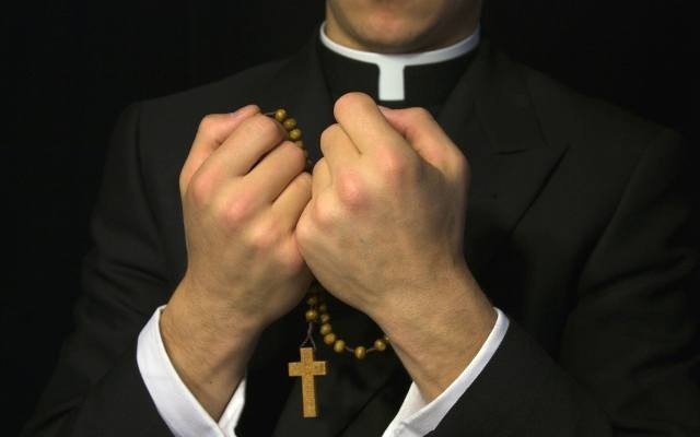 Pedofilia w Kościele. "Biskupi wciąż wierzą, że problem przemocy seksulanej wobec dzieci da się przeczekać"