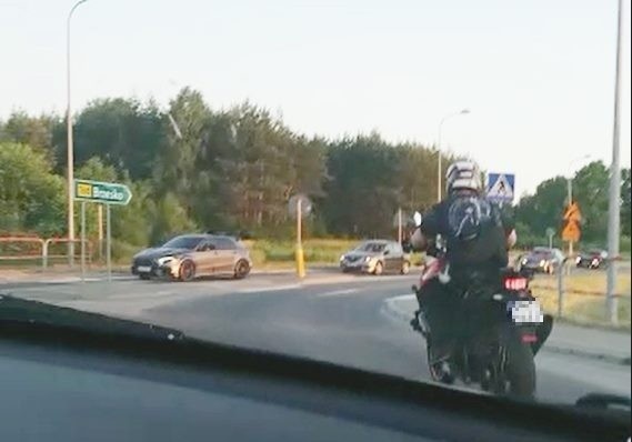 Policyjny pościg za motocyklistą z Bochni zakończony w Dębicy, 20.06.2021