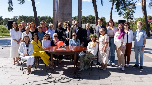 Narodowe Czytanie 2022 odbyło się pod pomnikiem Niepodległości w Kozienicach.