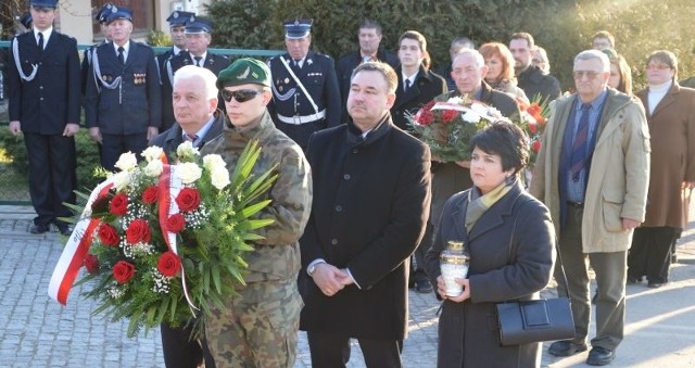 W 70. rocznicę mordu na mieszkańcach gminy Bieliny po mszy świętej złożono kwiaty pod pomnikiem.