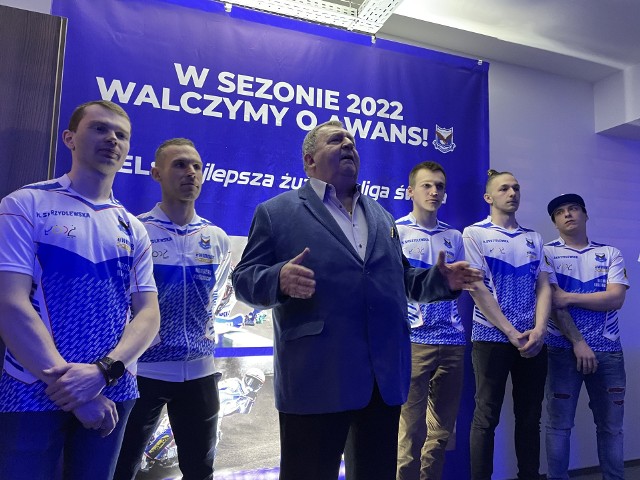 Prezes Witold Skrzydlewski i jego podopieczni, żużlowcy z Orła Łódź