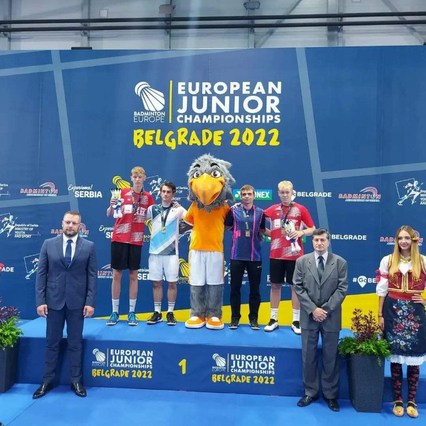 Dominik Kwinta na podium MEJ (drugi z prawej)