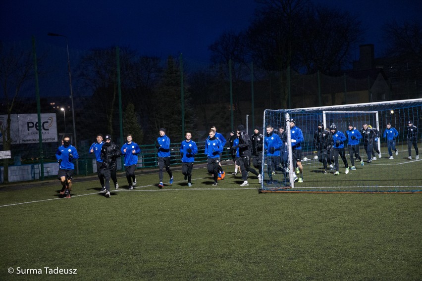 Piłkarze Błękitnych Stargard trenują na stadionie przy ulicy...