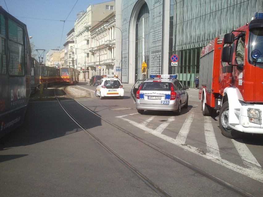 Wypadek na Narutowicza. Opel wjechał pod tramwaj linii 13 [ZDJĘCIA+FILM]