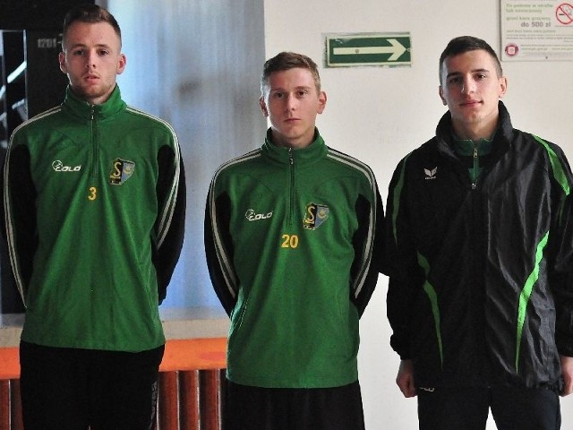 We wtorkowym treningu Siarkowców uczestniczyli trzej testowani młodzieżowcy, od lewej: Krystian Wronka, Patryk Szatko i Daniel Potakowski.