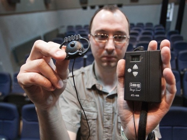 Michał Balik z kina Rejs prezentuje odbiornik radiowy ze słuchawką dla osób niewidomych i słabo widzących. 