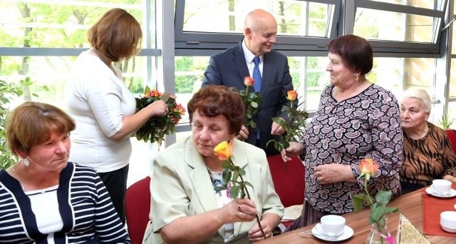 Włodarz gminy Morawica Marian Buras podczas uroczystego spotkania z okazji Dnia Matki złożył życzenia wszystkim rodzicielkom. Każdej osobiście wręczył też piękną różę.
