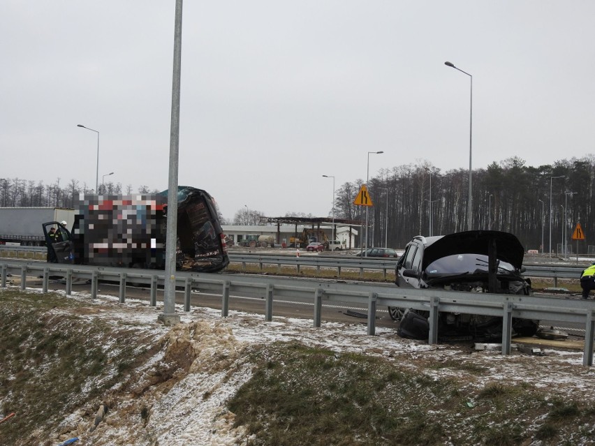 Stare Krzewo: Wypadek śmiertelny na S8. Dwie osoby zginęły w zderzeniu osobówek z ciężarówką (zdjęcia, wideo)