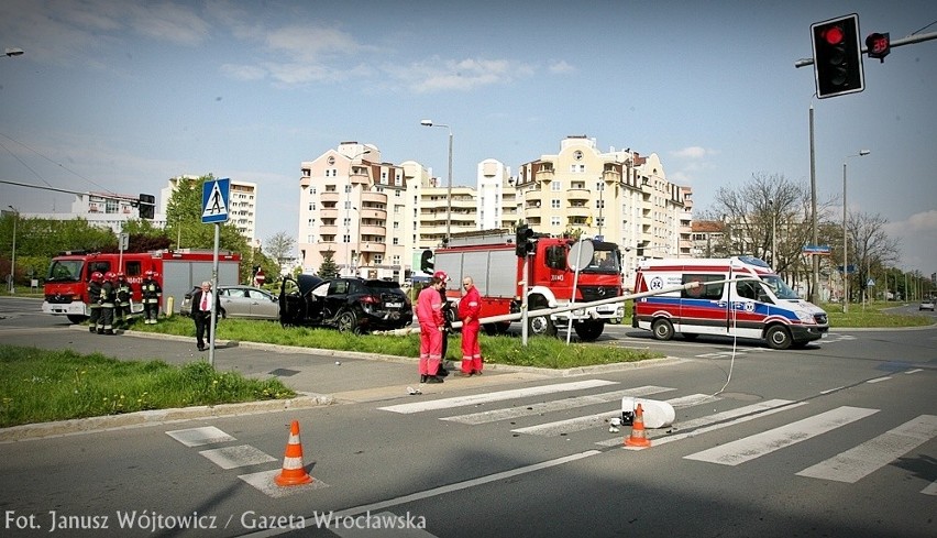 Wrocław: Wypadek Porsche na rondzie Żołnierzy Wyklętych (ZDJĘCIA)