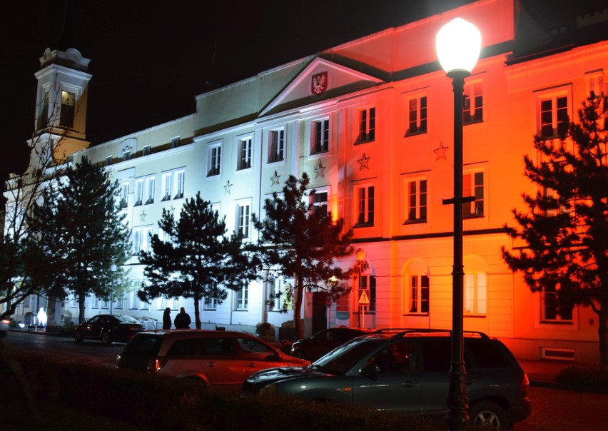 Ostrołęka. Patriotyczne iluminacje w Narodowe Święto Niepodległości. 11.11.2020. Zdjęcia