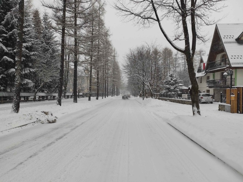 Podhale. Trudne warunki na drogach. Jezdnie w Zakopanem na biało [ZDJĘCIA]