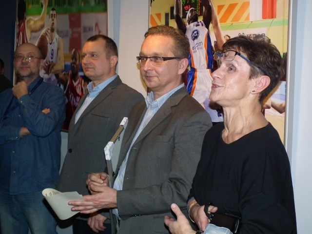 Krzysztofowi Karykowskimu (trzeci z prawej) gratulowali wszyscy, łącznie z Barbarą Polakowską z Radomskiego Towarzystwa Fotograficznego i Robertem Kaczorem, dyrektorem kina Helios.