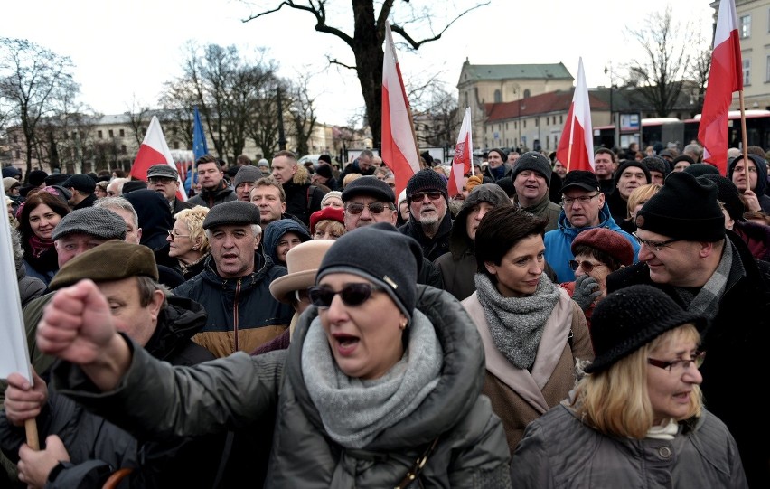 Plac Litewski. Manifestacja Komitetu Obrony Demokracji w Lublinie (ZDJĘCIA, WIDEO)