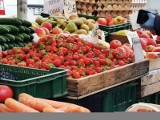 Jabłka, truskawki, pomidory i ziemniaki. Te warzywa i owoce Polacy najchętniej spożywali w 2021 roku