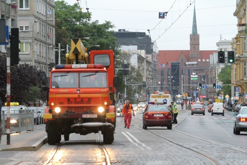 Przy Dworcu Głównym wykoleił się tramwaj  [ZDJĘCIA]