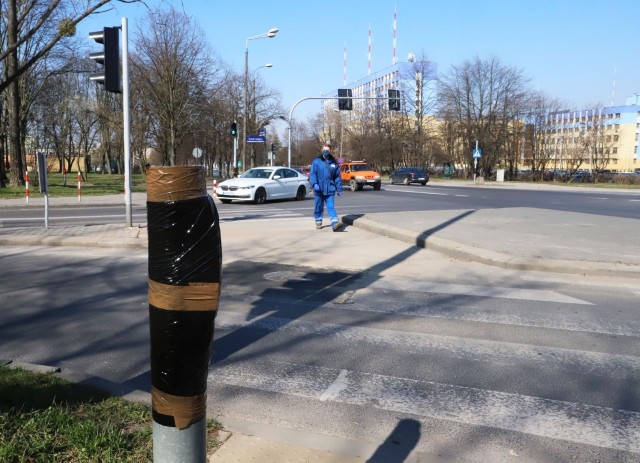 Przyciski na ulicach Radomia na sygnalizatorach świetlnych są zaklejone. Wszystko dla bezpieczeństwa mieszkańców.