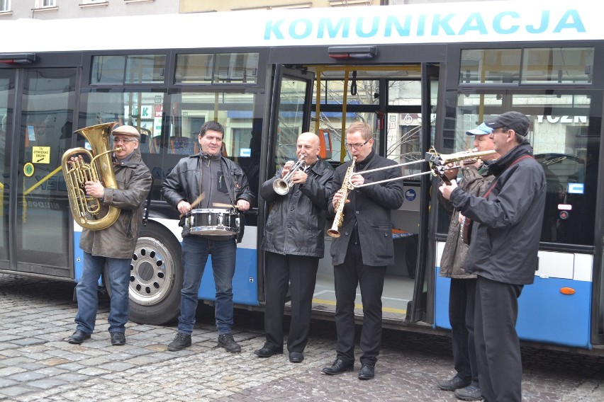 Muzyczny autobus znów na ulicach Rybnika ZDJĘCIA 