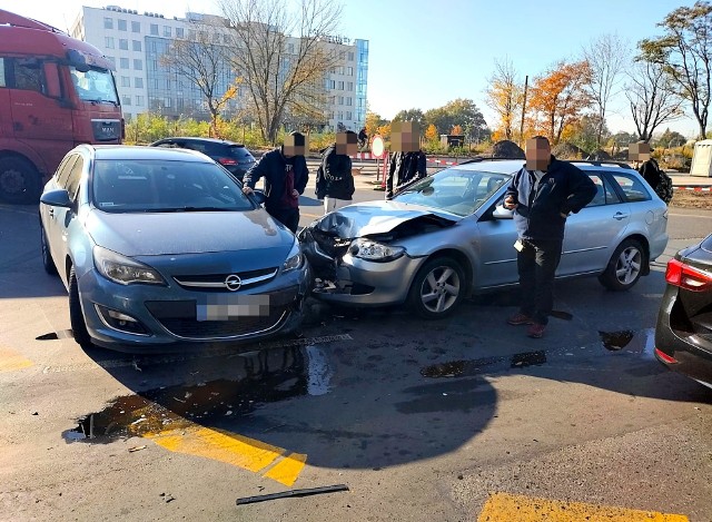Wypadek na Strzegomskiej we Wrocławiu. Rozbite auta blokują skrzyżowanie (ZDJĘCIA)