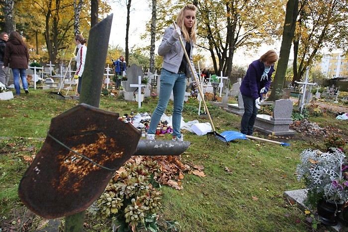 Gimnazjaliści sprzątają slupskie zaniedbane groby